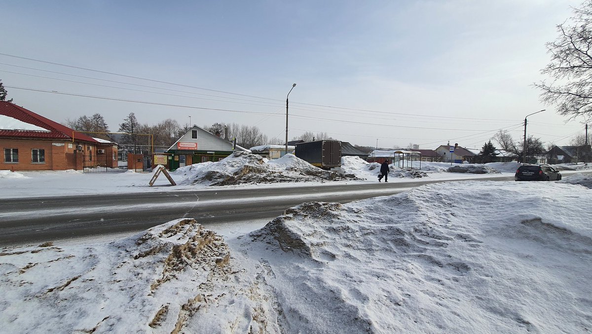 Так. Ну я приехал в Димитровград. С вокзала иду на остановку, а здесь такой позор. Горы снега, отсутствие каких-либо дорожек прочищенных. Даже к остановке надо по дороге идти, потому что всё в снегу...
