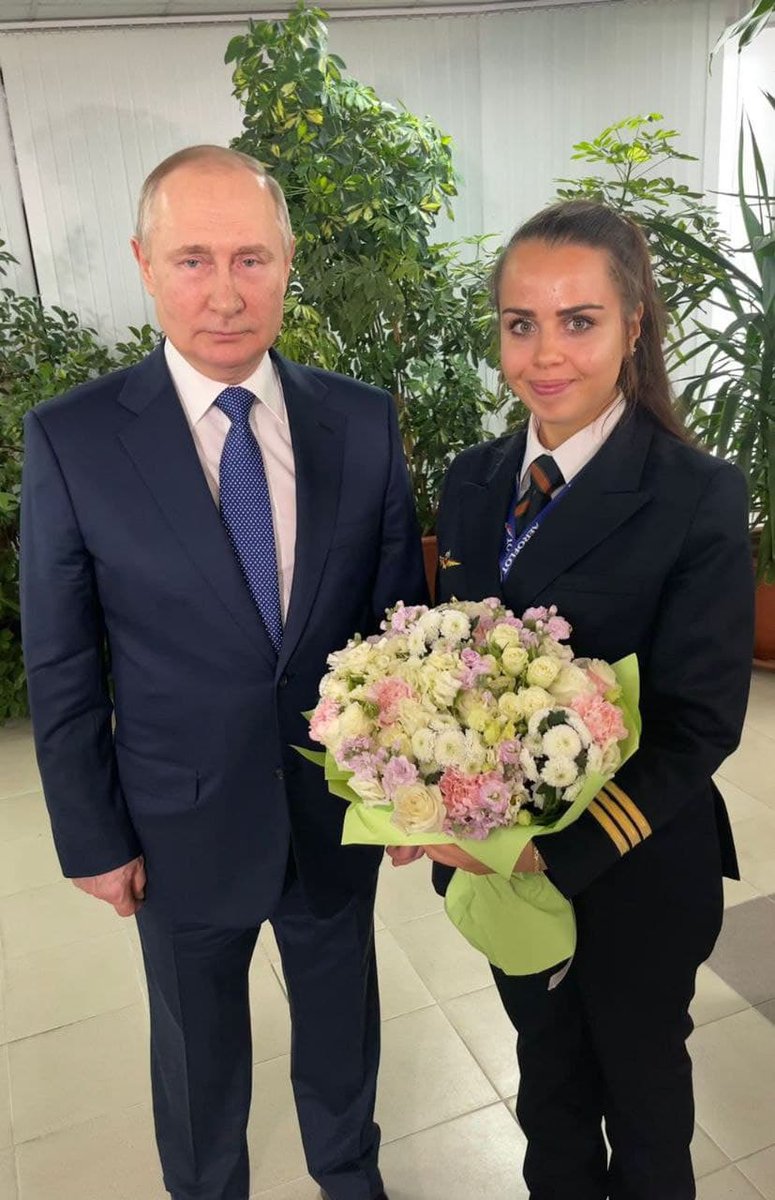 Пятого марта, в преддверии Международного женского дня, Президент Владимир Путин посетил авиационный учебный центр Аэрофлота, где встретился с представительницами лётного состава российских авиакомпаний: kremlin.ru/events/preside….