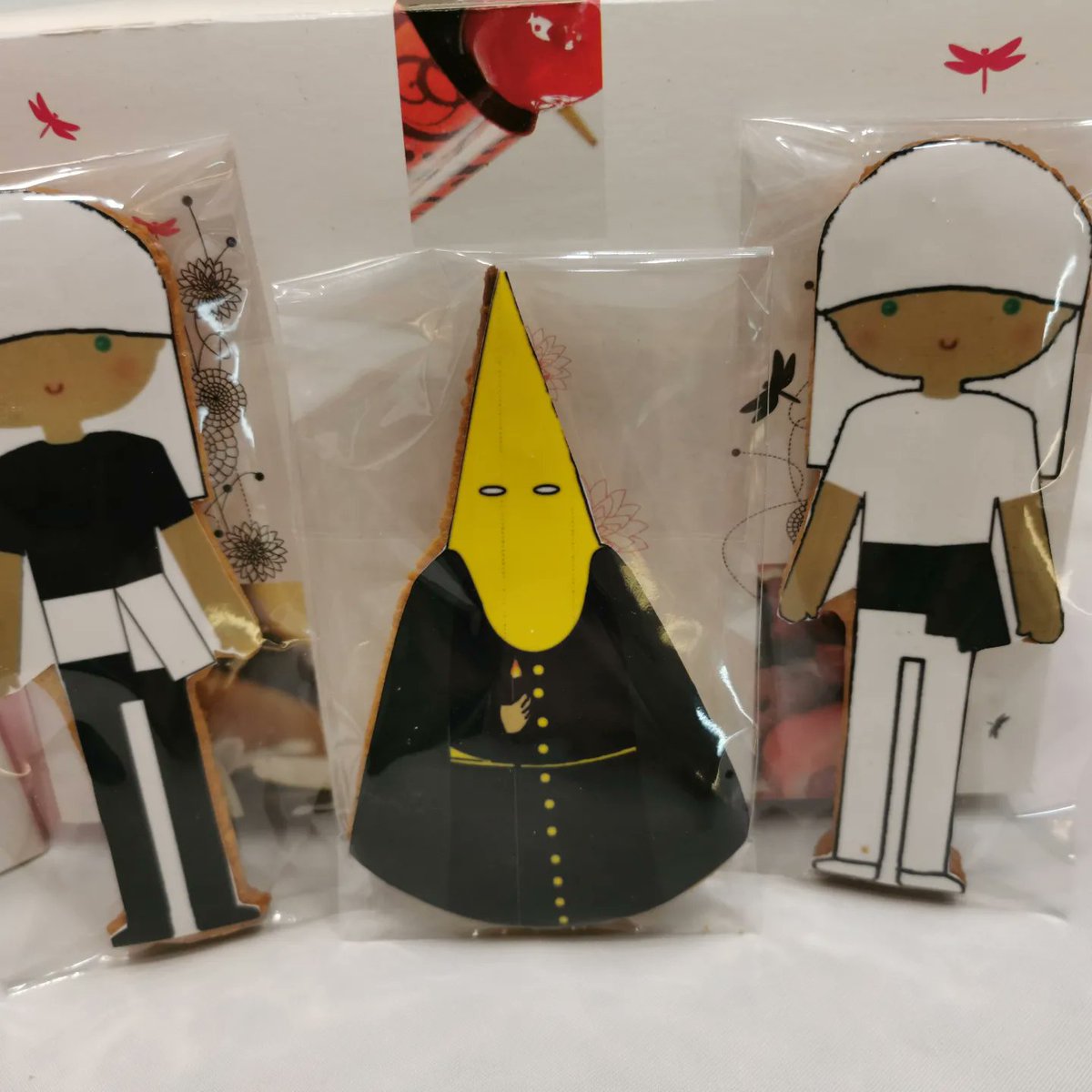 Preparando con ilusión estas galletas tan especiales, y aprovechamos para comunicaros que ya podéis encargar las galletas de nazarenos, mantillas, costaleros. Podéis personalizarlas con los colores de vuestra hermandad.
Visita nuestra tienda on line 👉 dulcestipicosgranada.es