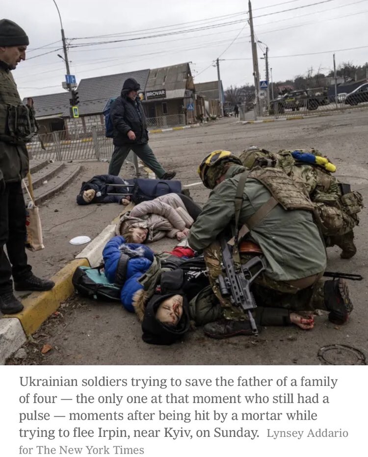 bechoch's tweet photo. Un padre, una madre, y sus dos hijos, asesinados ayer por francotiradores rusos mientras intentaban escapar a través de un corredor humanitario supuestamente garantizado por Rusia.

Vladimir Putin, yo te maldigo. https://t.co/jAic6LMvkg