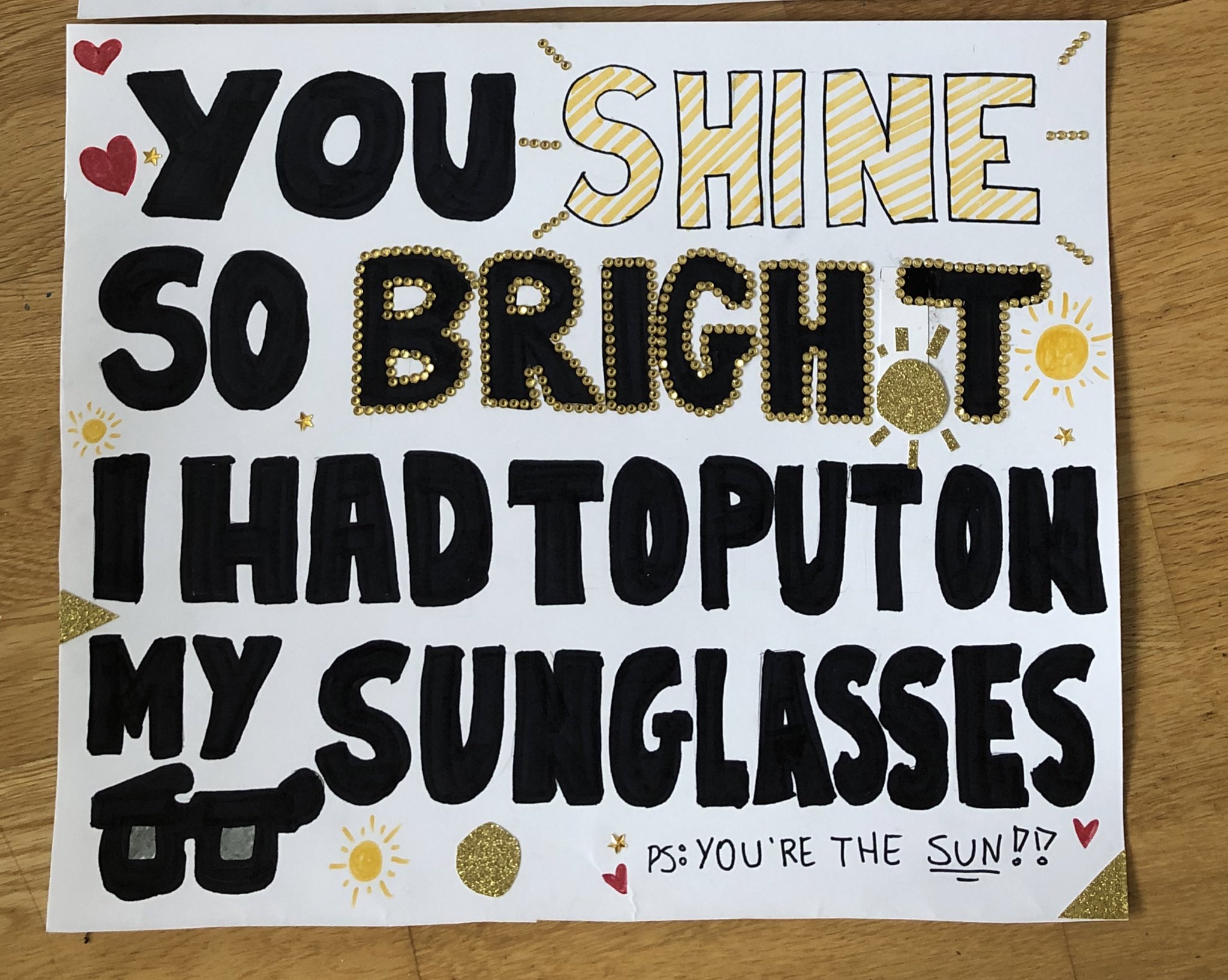 Louis Tomlinson Fan Signs Louis Tomlinson Looked All Crinkled Eyes And Laughed At The Fan Sign That Said You Shine So Bright I Had To Put On My Sunglasses