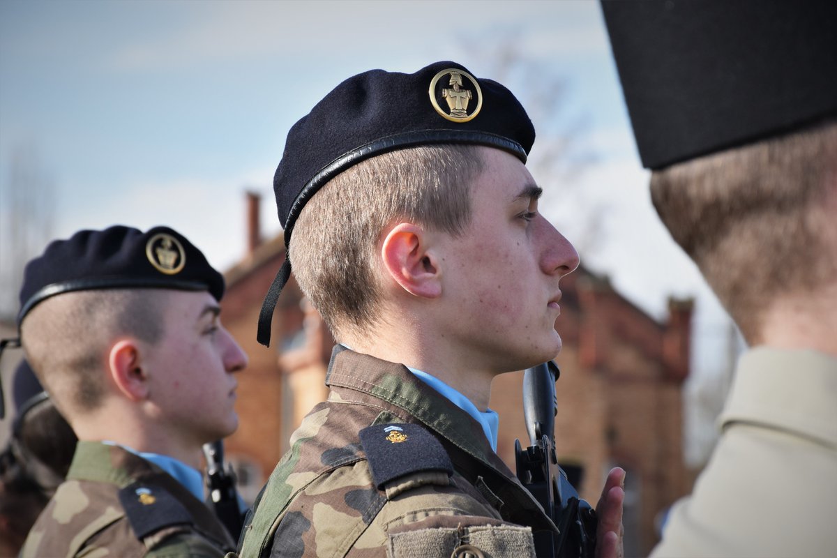 53eRT1's tweet photo. [#NosJeunesOps]
Nos jeunes engagés volontaires (EV) ont terminé leur formation au CFIM. Désormais, ils commencent leur période d'acculturation au #53RT.

#AlaHauteur #militaires https://t.co/GZg3sqDswp