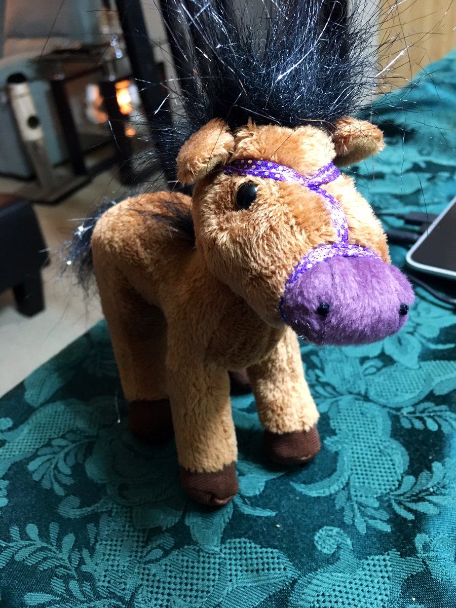Look at how scrungly this like decade old Bella Sara plush is LOOK AT HEEEER 🥺