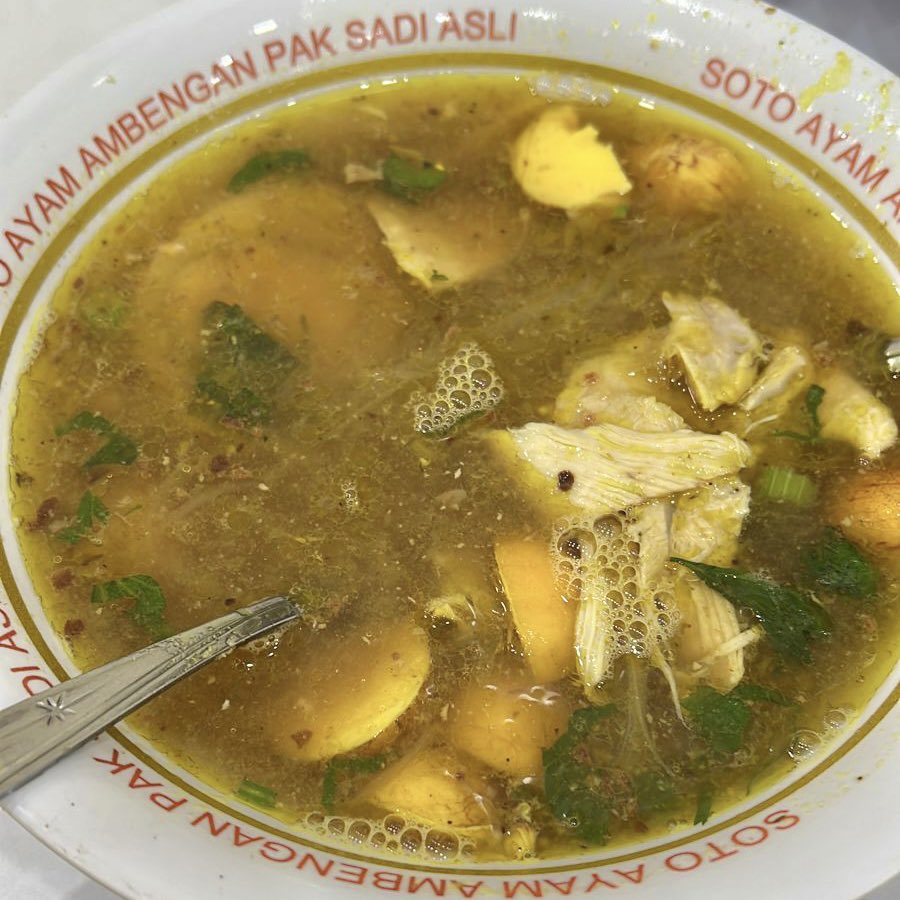 hermawan_devina's tweet photo. Dapet kiriman ini dari temen lalu suamiku komentar: “ini pasti bukan orang Surabaya yang makan karena kalau orang Surabaya asli koya-nya ditumpahin 1 toples sampai mau jadi bubur.” 🤣 https://t.co/JflOaL8yIK