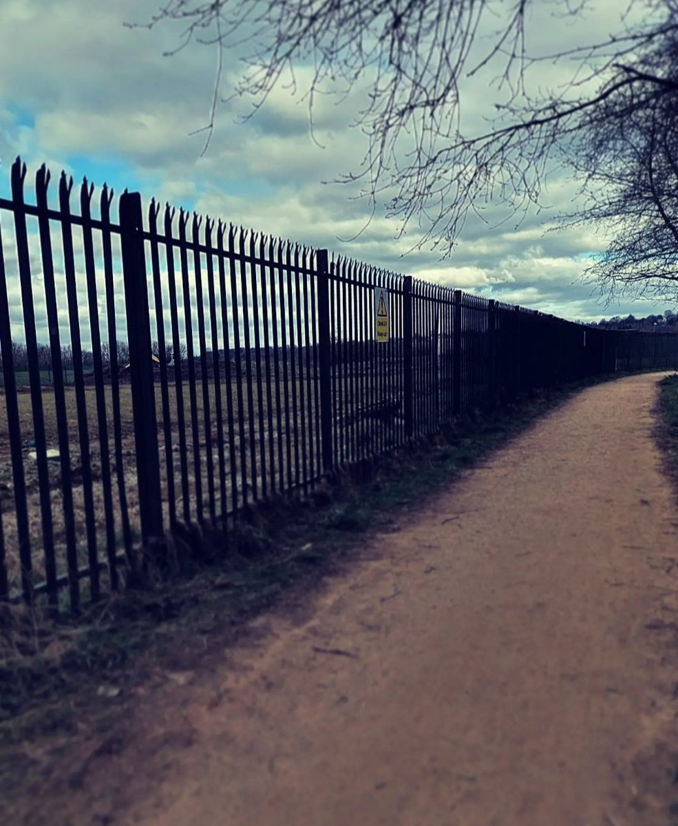 LoneLadyHQ's tweet photo. 15k run out to Kersal Wetlands, Salford. Tho running is for me an overwhelmingly positive activity,I find the worse I feel, the further I run..I am literally running away from my life..& the urge to run increasing distances seems like trying to run 'out' of my life.#runningtruths https://t.co/XEpf8J2Iti