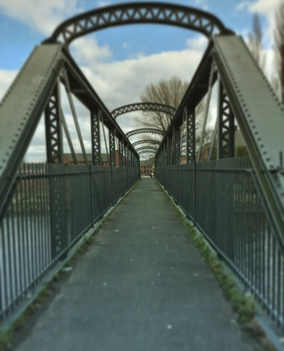 LoneLadyHQ's tweet photo. 15k run out to Kersal Wetlands, Salford. Tho running is for me an overwhelmingly positive activity,I find the worse I feel, the further I run..I am literally running away from my life..& the urge to run increasing distances seems like trying to run 'out' of my life.#runningtruths https://t.co/XEpf8J2Iti