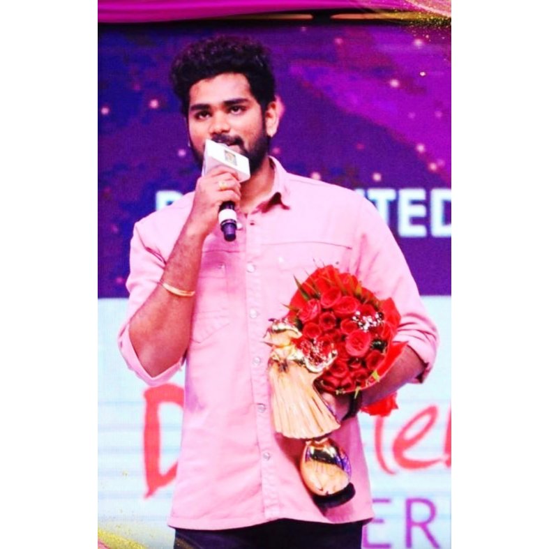 Samieanfp's tweet photo. KING OF KINGDOM 

#SensationalSingerSamVishal https://t.co/qxXlwZCA5W