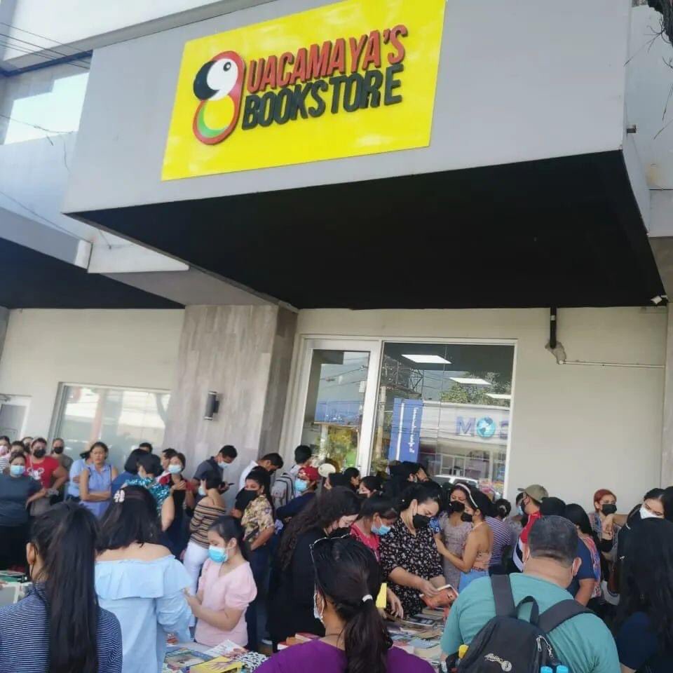 GRodguez's tweet photo. Esa gente está ahí reunida, haciendo fila y esperando, pero con alegría, porque lo que recibirán como recompensa será libros gratis. En @guacamayasbooks hacen posible este milagro en un país como Honduras. Felicidades a quienes tuvieron esta hermosa idea y a quienes la disfrutan. https://t.co/aeZfFVaMh5