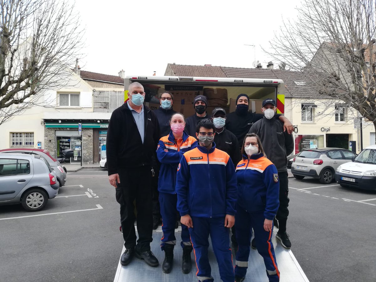 ADPC_91's tweet photo. Depuis une semaine, la Protection Civile, en partenariat avec l'AMF, collecte des dons sur tout le territoire national pour apporter un soutien matériel et humain aux réfugiés ukrainiens. 
Merci à toutes les villes qui nous soutiennent, la mission continue ! https://t.co/41AZ1HM1JP