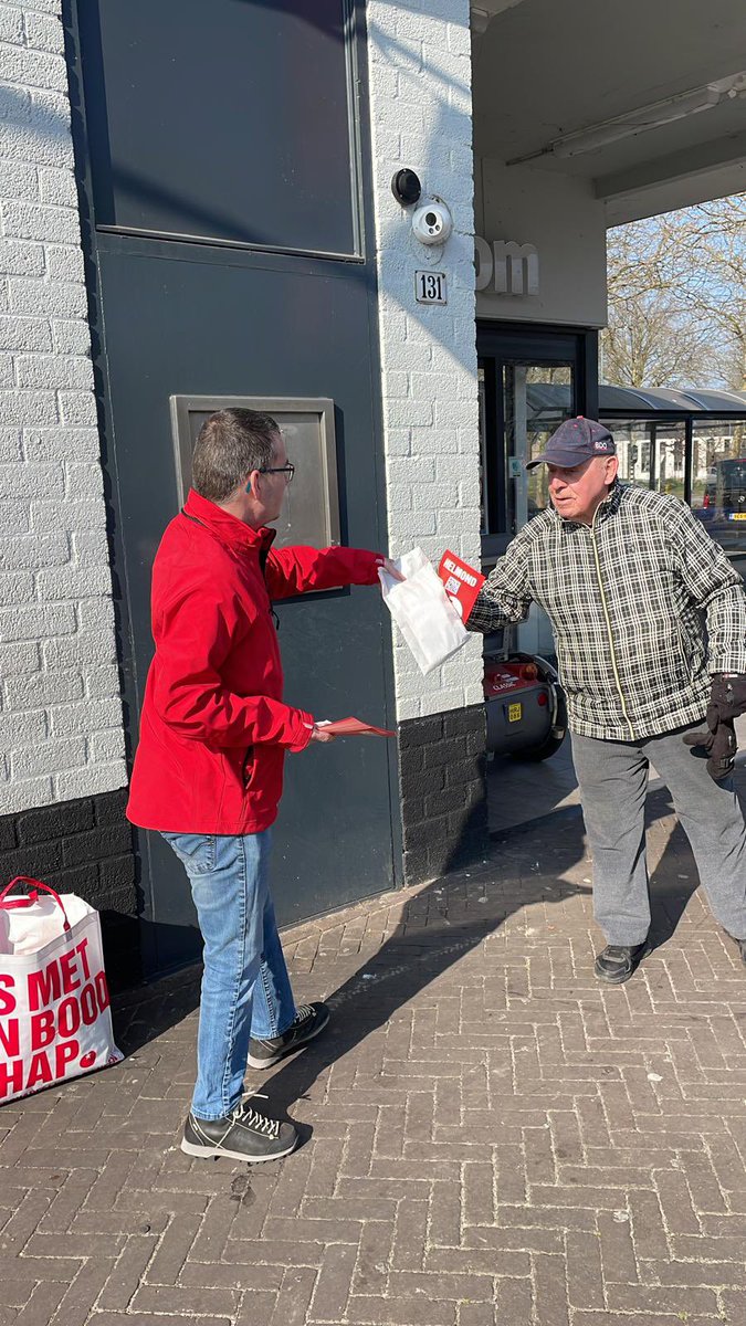 SPHelmond's tweet photo. In de Leonardusbuurt #Helmond waren we voor én na de renovatie, dus was het ook een logische plek om zaterdag stempakketjes uit te delen.
#GR2022 #gemeenteraadsverkiezingen #SPHelmond https://t.co/yB0v4wnUZc