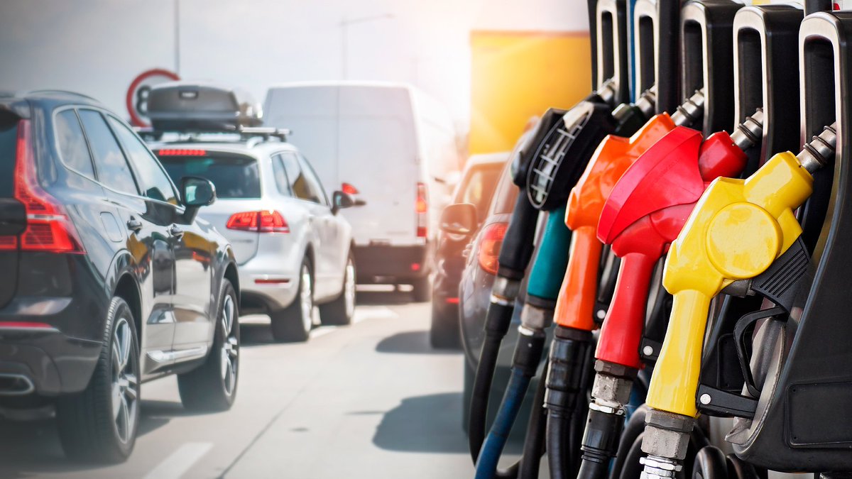 delpynews's tweet photo. ▶️ NO ES BROMA | 💔 

🥵 Combustible volverá a subir este fin de semana. 🤑

📌 Con la cotización actual del petróleo en el mundo, empresarios locales dicen que debería subir G. 2.000 más, pero que suben de a poco para no impactar drásticamente el bolsillo de la gente. 🤷‍♂️ https://t.co/pD5SQww3fM