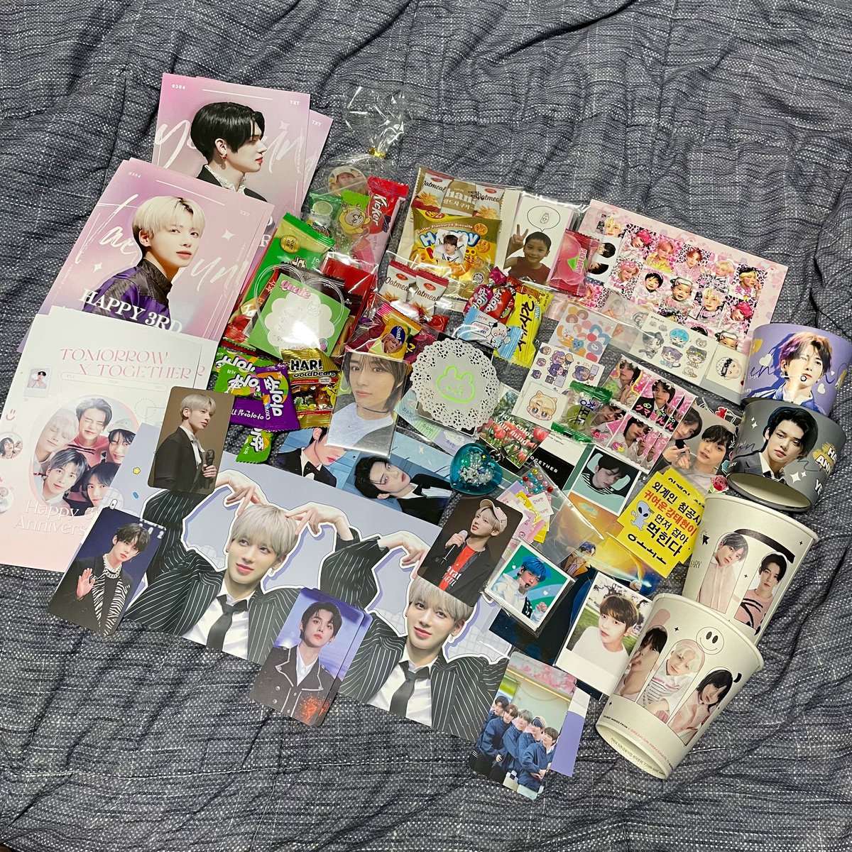 2000_12_05's tweet photo. 늦었지만 팬라이브 이틀 동안 만나 뵀던 모든 분들 반가웠습니다 🥺❤️ 예상치 못한 만남도 많았고 애초에 무언가를 특별하게 준비해갈 상황이 되지 못해서 죄송했는데 여러모로 감사했어요 💦 다음엔 꼭꼭 양손 무겁게 해 드릴 것 -_- 이번엔 아쉽게 만나 뵙지 못했던 분들 역시 다음엔 꼭 봬요.ᐟ.ᐟ https://t.co/gSIAw9Jhz6