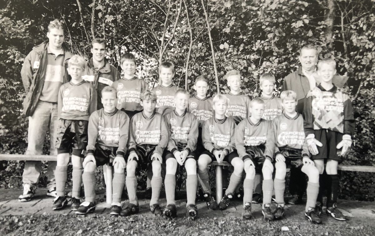 RinyJansen's tweet photo. 2 / Aan het opruimen! Wie herkend zichzelf of een ander op deze foto? Zou zo niet weten in welk jaar deze foto is genomen. Heb hiervan nog twee duplicaten liggen voordat ik ze weggooi. Wie heeft interesse? Laat maar weten. #voetbal #zuidwolde #herinnering https://t.co/XN9KrvqJ7G