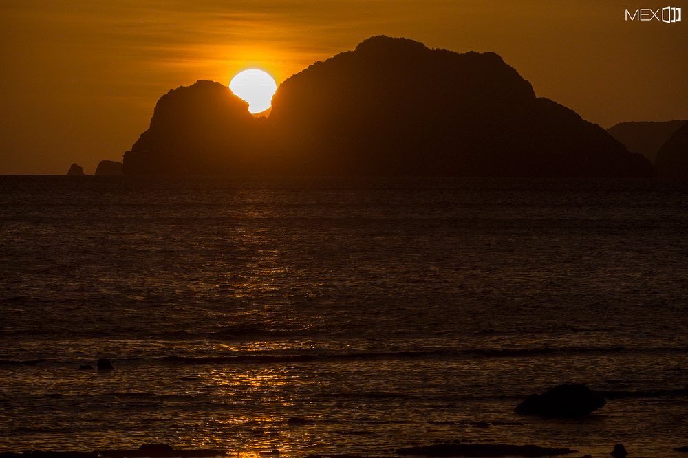 MEXshout's tweet photo. Before sun and spring officially knock on our door, we're chasing the sunsets in the other part of the world. 🇵🇭 🌅

Enjoy your Monday folks wherever you are! 🙌🏼 #MEXproduction #Philippines 

📷 • Đorđe Popović https://t.co/kSjrGRDzDY