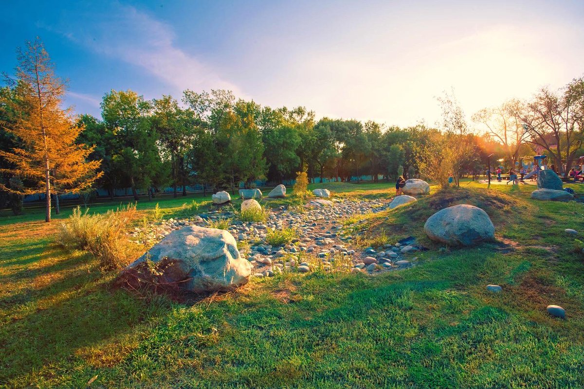 Отдельное внимание хочется уделить двум сухим озёрам в Детском парке, Кинель. В благоустроенном участке парка кроется замысел.
Летом - это просто привлекательная ландшафтная композиция. Весной, во время снеготаяния,  озёра наполняются водой, собирая воду с других зон парка