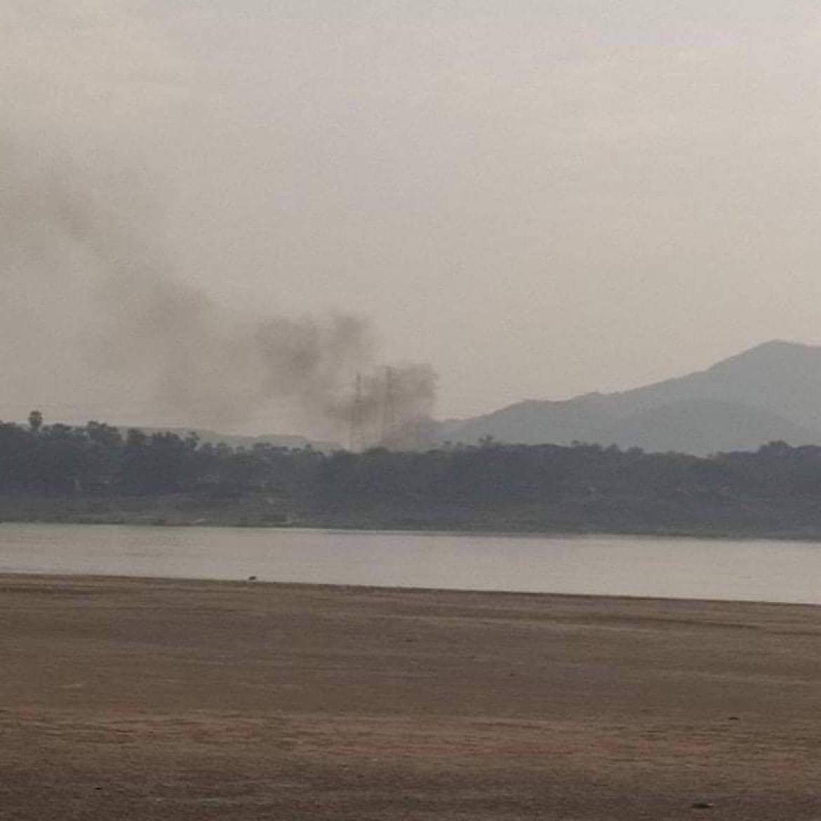 Myanmar's military junta has set fire to Nyaungpinkyi Thantaw, a village on the west bank of the Chindwin River in Monywa Town, Sagaing Region. #MassacreInMyanmarByJunta #2022Mar7Coup #WhatsHappeningInMyanmar