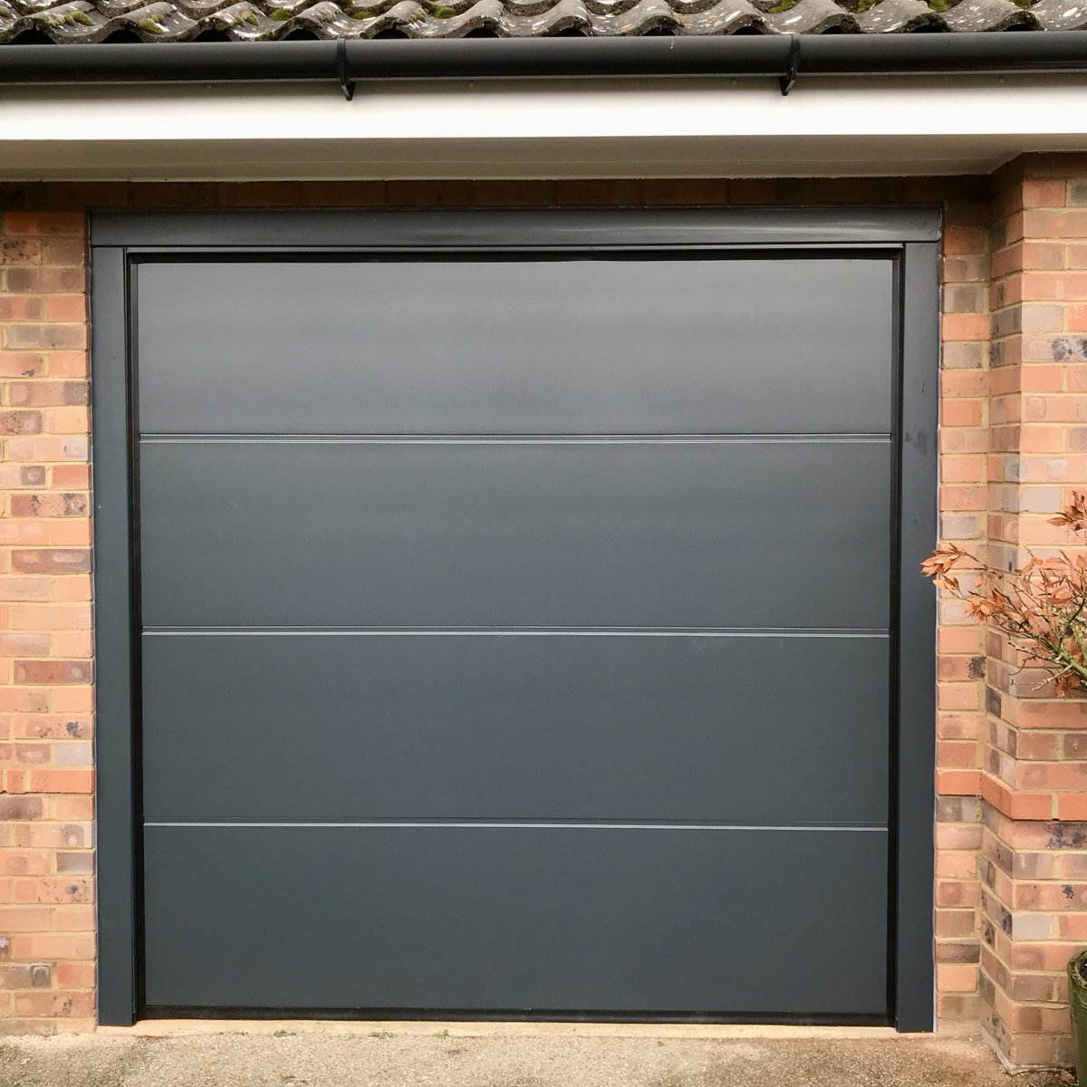 AceHerts's tweet photo. Our Ace team was in sunny Henlow where we fitted this smart @alutech sectional door.

These doors are built to last, and have been engineered to keep your home warmer and maximise your #energy efficiency.
#WeAcedIt #HertsHour #HomeImprovement https://t.co/T444I4g9pO
