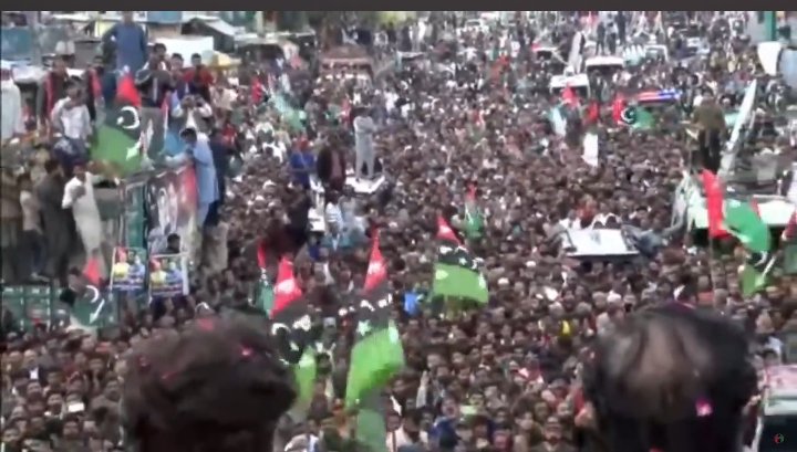 engrsikandarha1's tweet image. Live: People's march led by Chairman Pakistan Peoples Party Bilawal Bhutto Zardari reached 
Lala Musa
 #AwamiMarach
@BBhuttoZardari @AseefaBZ @sherryrehman @RPAPPP @fkkundi @QamarKairaPPP
@S_HassanMurtaza
@WaqarMehdiPPP1 @AajizDhamrah @MediaCellPPP @PMOIslamabad @PPPPunjab_SM