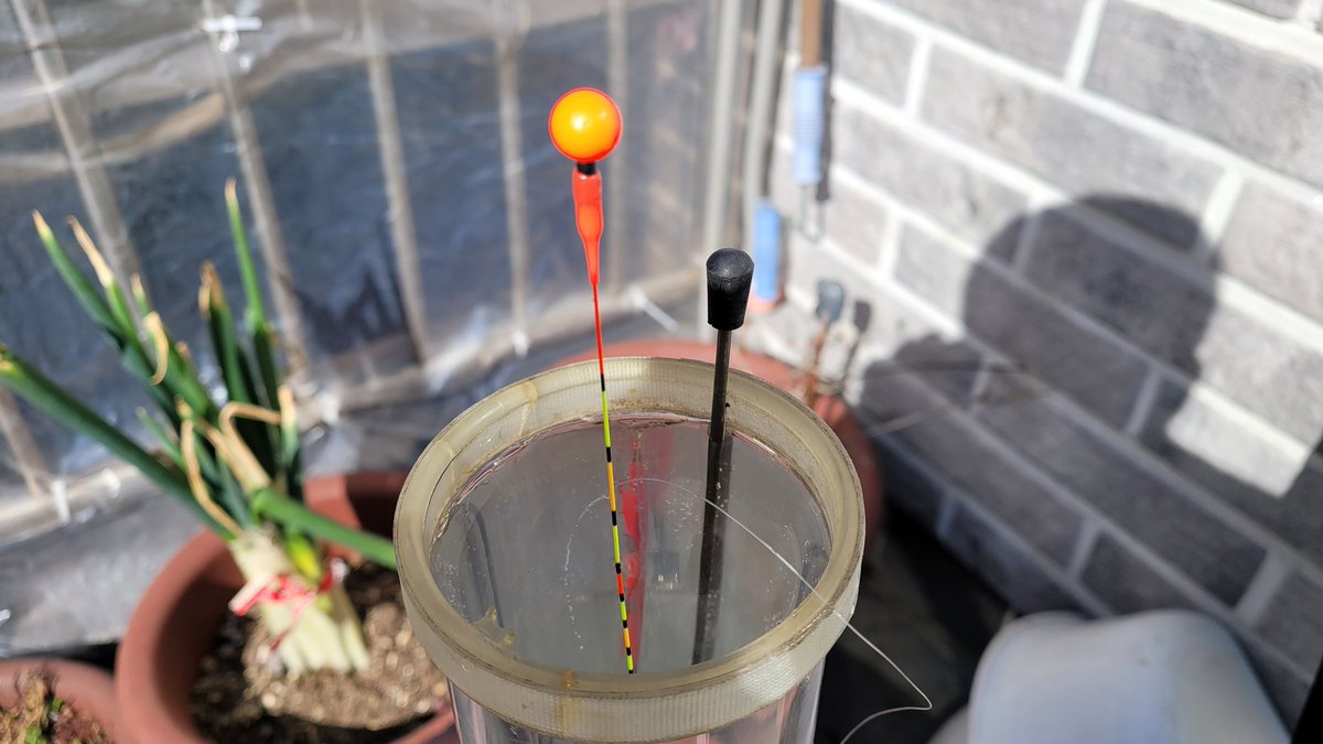 테라스에서 낚시 채비중... 한겨울에 낚시가려고 몇 번 움직였는데 그때마다 일이 생겨 몬갔다.

채비준비 완료했고 사전 투표도 했으니 상류로 거슬러 오는 붕어 만나러 함~ 가보자. 오데가 좋을까나....