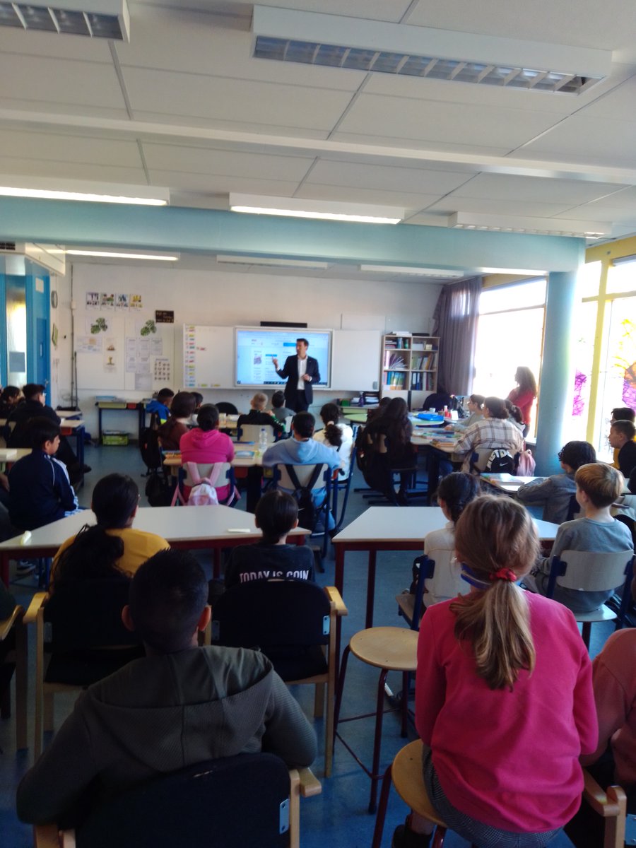 haagsarchief's tweet photo. Op basisschool De Spoorzoeker in Laak hebben archivaris Raymund Schütz en wethouder @RvanAsten het boekje “De kortste geschiedenis van Laak” gepresenteerd. Samen met de kinderen gingen ze op zoek naar de recente geschiedenis van dit stadsdeel #HaagsDNA https://t.co/2dJzL65pgW