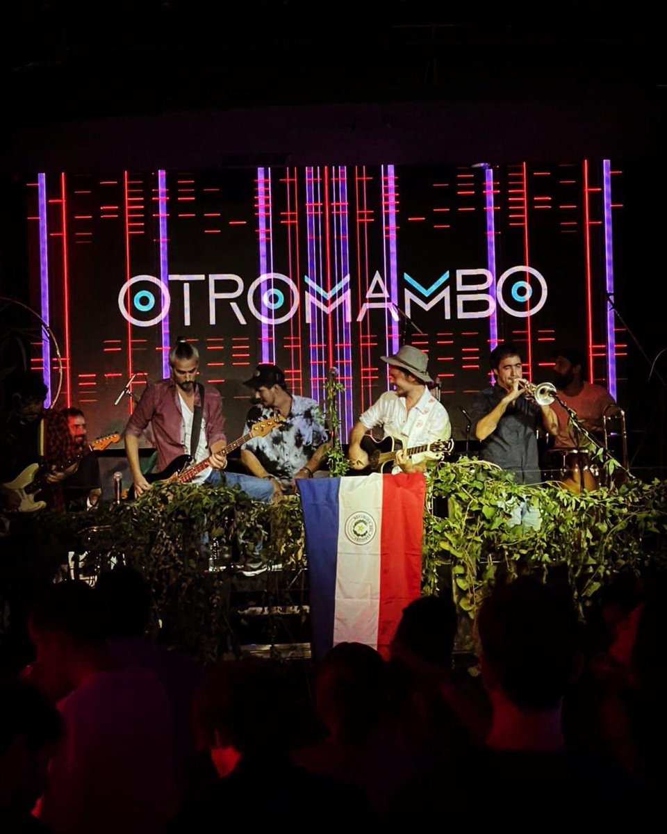 OTROMAMBO's tweet photo. Gracias a todos los que se acercaron ayer a cantar con nosotros. Fue un show que disfrutamos muchísimo. 
Recién termina y ya estamos a la espera de la próxima 🥕…
Arriba!!!
Gracias a todos los que hicieron posible esta noche. https://t.co/EZkfY6Fs6R