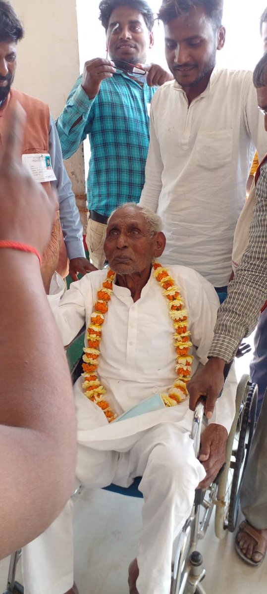 DMjaunpur's tweet photo. जनपद जौनपुर के विकासखंड रामनगर अंतर्गत प्राथमिक पाठशाला नारायनपुर के बूथ संख्या 157 कक्ष संख्या 1 में 100 वर्ष से ऊपर के (वयोवृद्ध ) मतदाता ने गाजे बाजे के साथ मतदान किया।
#ECI #ELC #CEOUP @ceoup #AssemblyElections2022
#विधानसभाचुनाव2022 #GoVote #GoVoteUP_Phase7 https://t.co/8ggjBKdog6