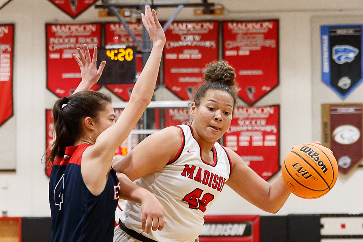 SunGazetteSpts's tweet photo. Unlike the last 15 games, the Madison Warhawks developed a different trend in winning their past two playoff contests. The girls high-school basketball team notably fell behind in each outing before rallying to win. #Basketball #MadisonHighSchool
https://t.co/YjDjPHENGG https://t.co/A1ky4dpwPk