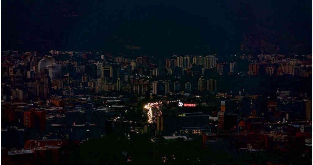 ga_r1997's tweet photo. Hoy se cumplen tres años de aquel fatídico jueves 07 de marzo de 2019 donde ocurrió el mayor apagón en la historia del país.
¿Recuerdan qué estaban haciendo a las 4:25 PM cuando se fue la luz? https://t.co/p2V6fcDbRv