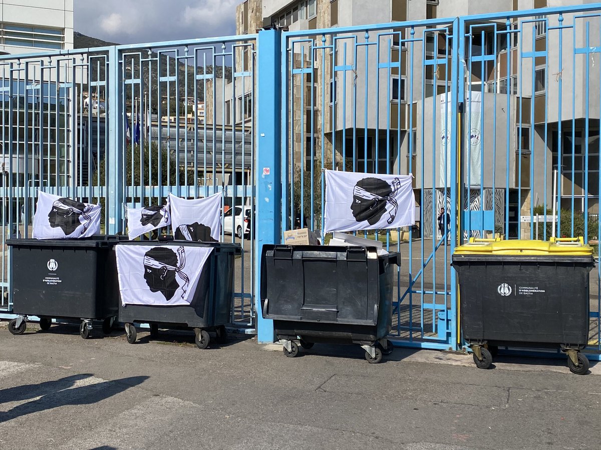 FTViaStella's tweet photo. #Colonna Des jeunes lycéens de Jean Nicoli et du lycée maritime viennent de se rassembler devant la préfecture de Haute-Corse à #Bastia. D’autres lycéens devraient venir gonfler les rangs. https://t.co/6DuHWd1Cv5