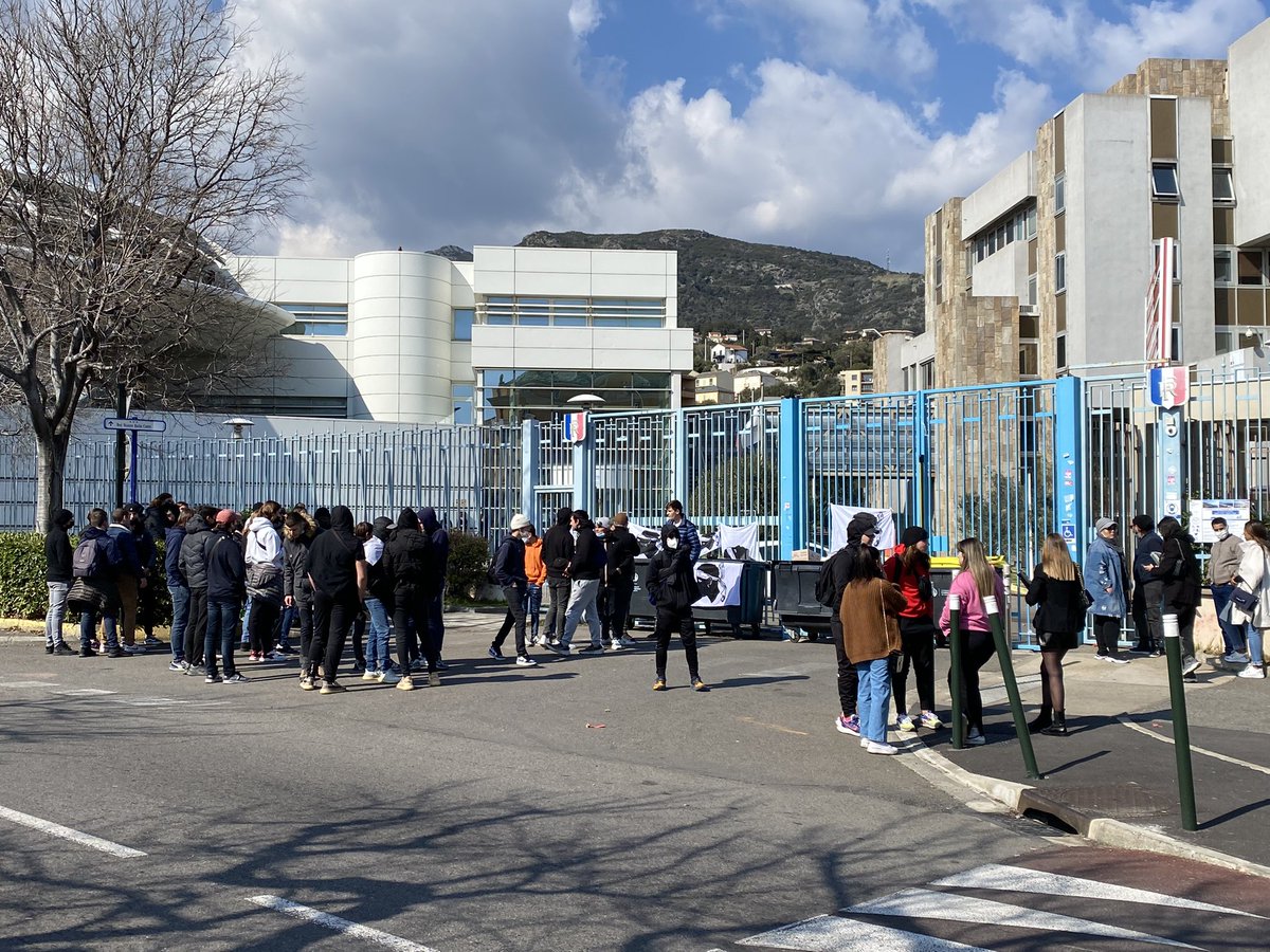 FTViaStella's tweet photo. #Colonna Des jeunes lycéens de Jean Nicoli et du lycée maritime viennent de se rassembler devant la préfecture de Haute-Corse à #Bastia. D’autres lycéens devraient venir gonfler les rangs. https://t.co/6DuHWd1Cv5