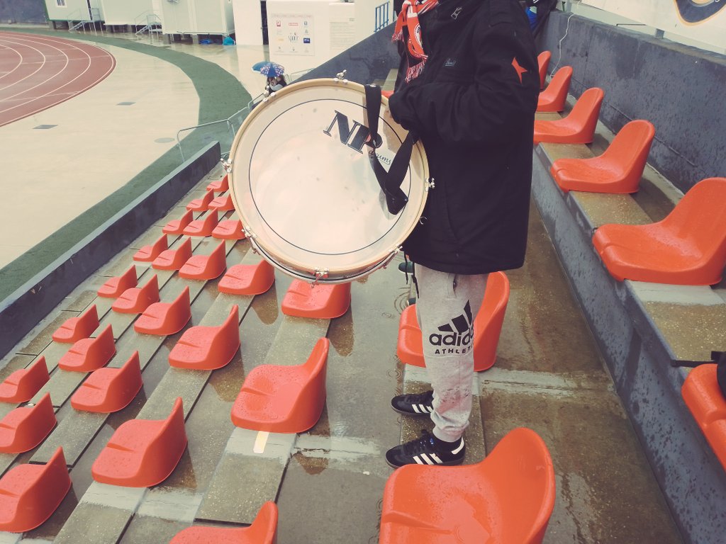 Frío, lluvia y tres puntos que se quedan en casa.