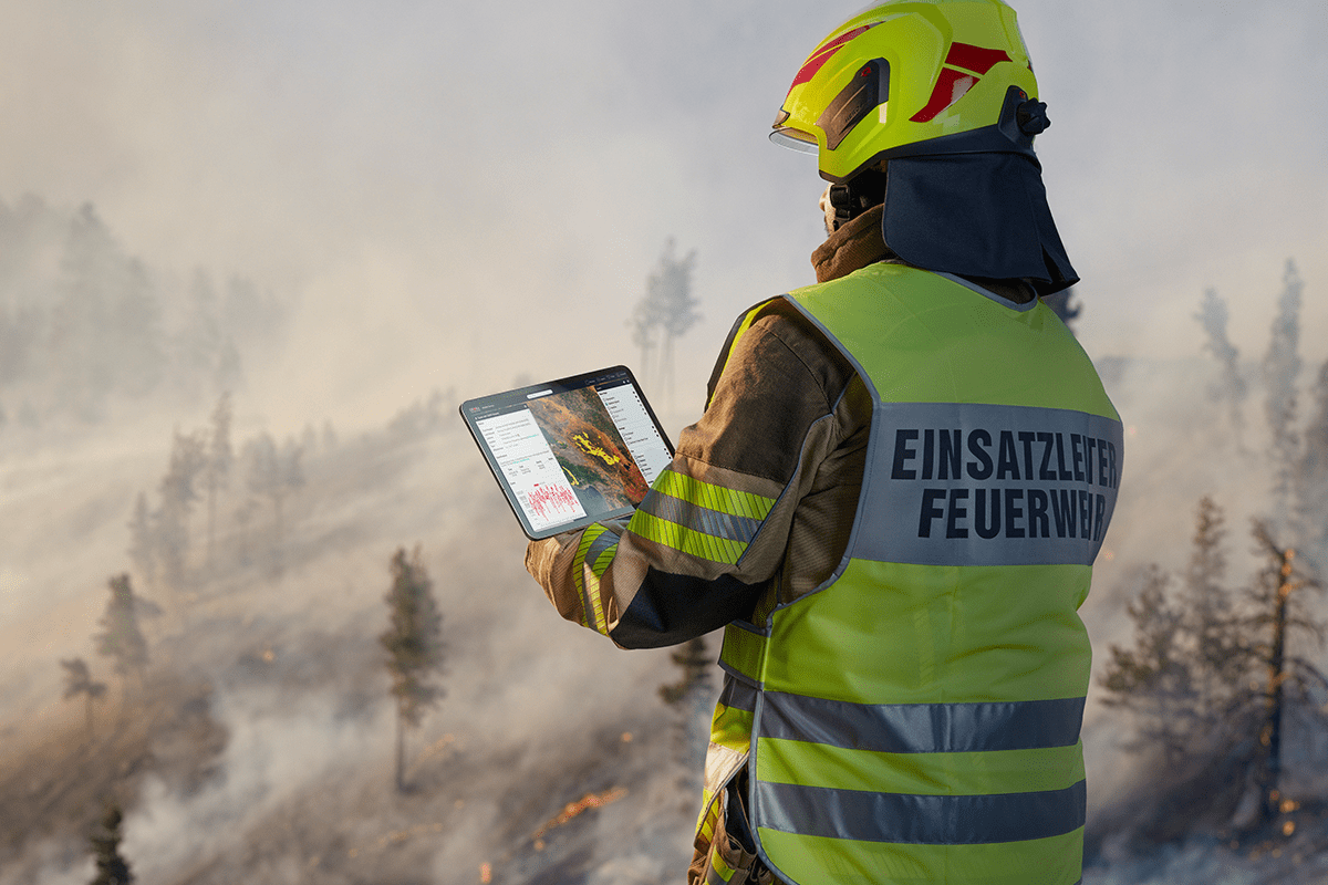 RosenbauerGroup's tweet photo. #Rosenbauer and @ororatech, a leading digital #wildfire intelligence service, have entered a strategic partnership to combat the emerging problem of wildfires by means of satellite systems. 🌳🔥🌲
➡️ https://t.co/rydNG2CoC4
#firefighting #OroraTech #innovation https://t.co/FSGPJsyj76