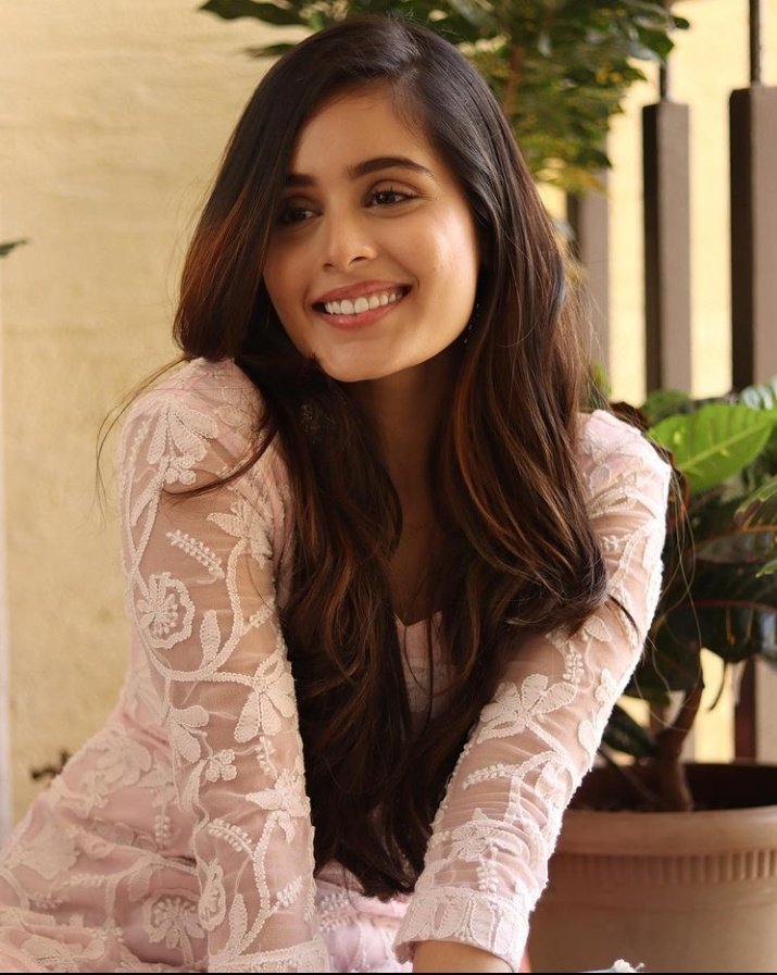 BollyTellyBuzz's tweet photo. #RheaSharma looks like an angel in her latest picture! https://t.co/f1XxjwTA2e