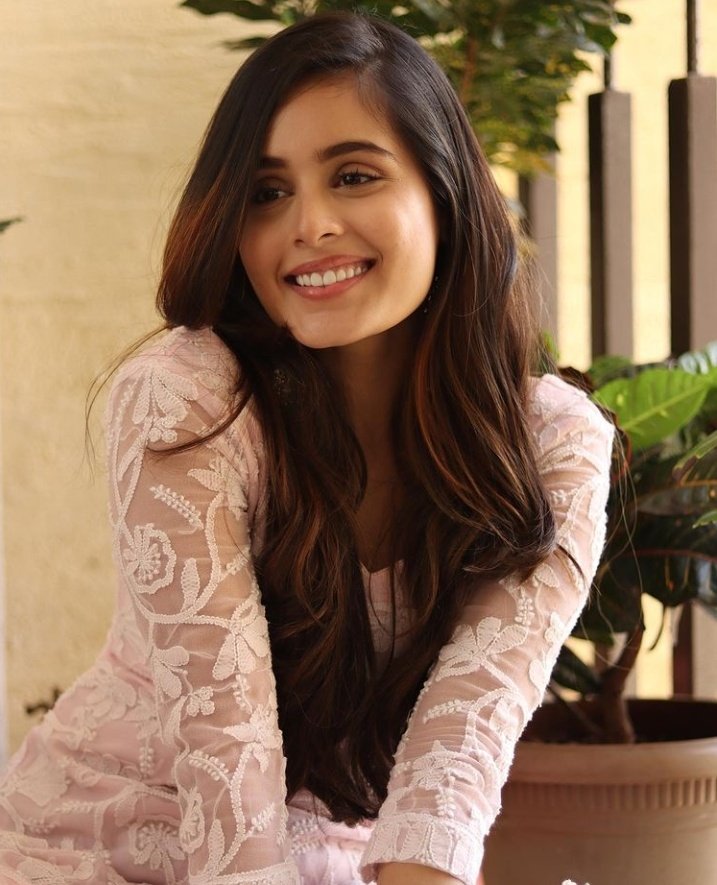 BollyTellyBuzz's tweet photo. #RheaSharma looks like an angel in her latest picture! https://t.co/f1XxjwTA2e