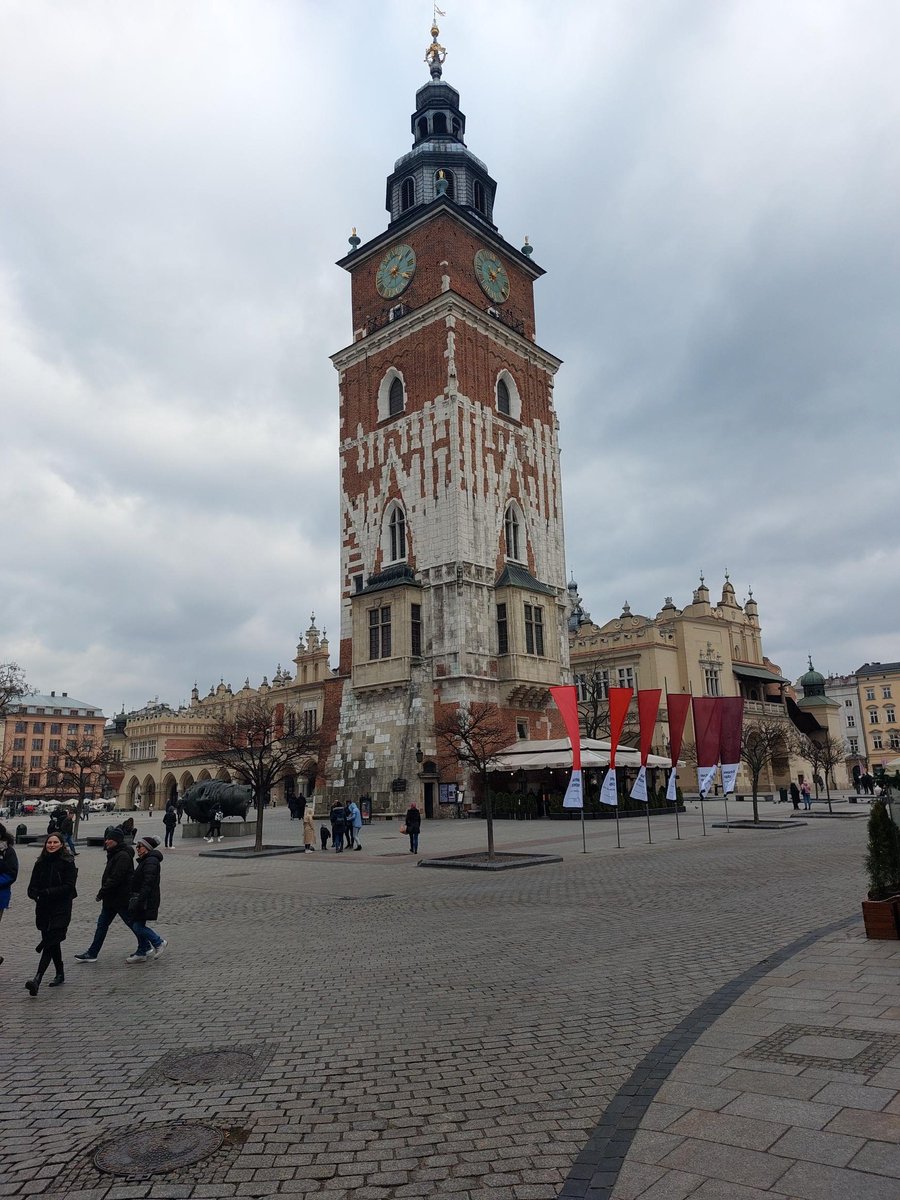 FergusDrake1's tweet photo. 2) Polish citizens here are paying for phone credits and offering food to the many refugees. “You are Polish now” – it's very moving. https://t.co/9xpqp545QI