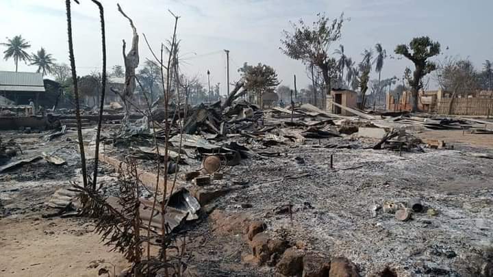 pzl_jourlm's tweet photo. Junta terrorists violently stormed Wabar village, #Sagaing's Demawso town at around 11am on Mar5 and at least 65 civilian homes have been left on ashy mound there. By threats civilians with gunshots, junta grabbed locals' valuables and had forced civilians to flee. #2022Mar7Coup https://t.co/51aR174k0f
