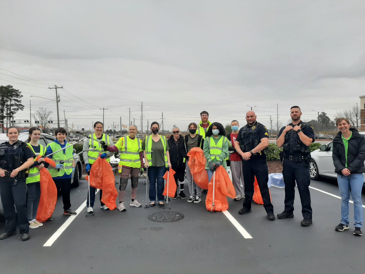 SustainableSand's tweet photo. We had a great time at our #5ForFriday cleanup this weekend, with Fayetteville City Council Member Yvonne Kinston, Montclair Cares Neighborhood Advocacy Group, and so many supportive volunteers! For more info about the 5 For Friday litter initiative, visit https://t.co/Jo3mgYhLtw https://t.co/eBx1gPs8b6