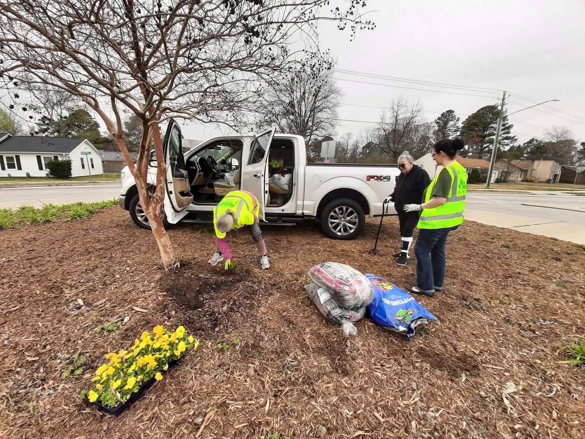 SustainableSand's tweet photo. We had a great time at our #5ForFriday cleanup this weekend, with Fayetteville City Council Member Yvonne Kinston, Montclair Cares Neighborhood Advocacy Group, and so many supportive volunteers! For more info about the 5 For Friday litter initiative, visit https://t.co/Jo3mgYhLtw https://t.co/eBx1gPs8b6