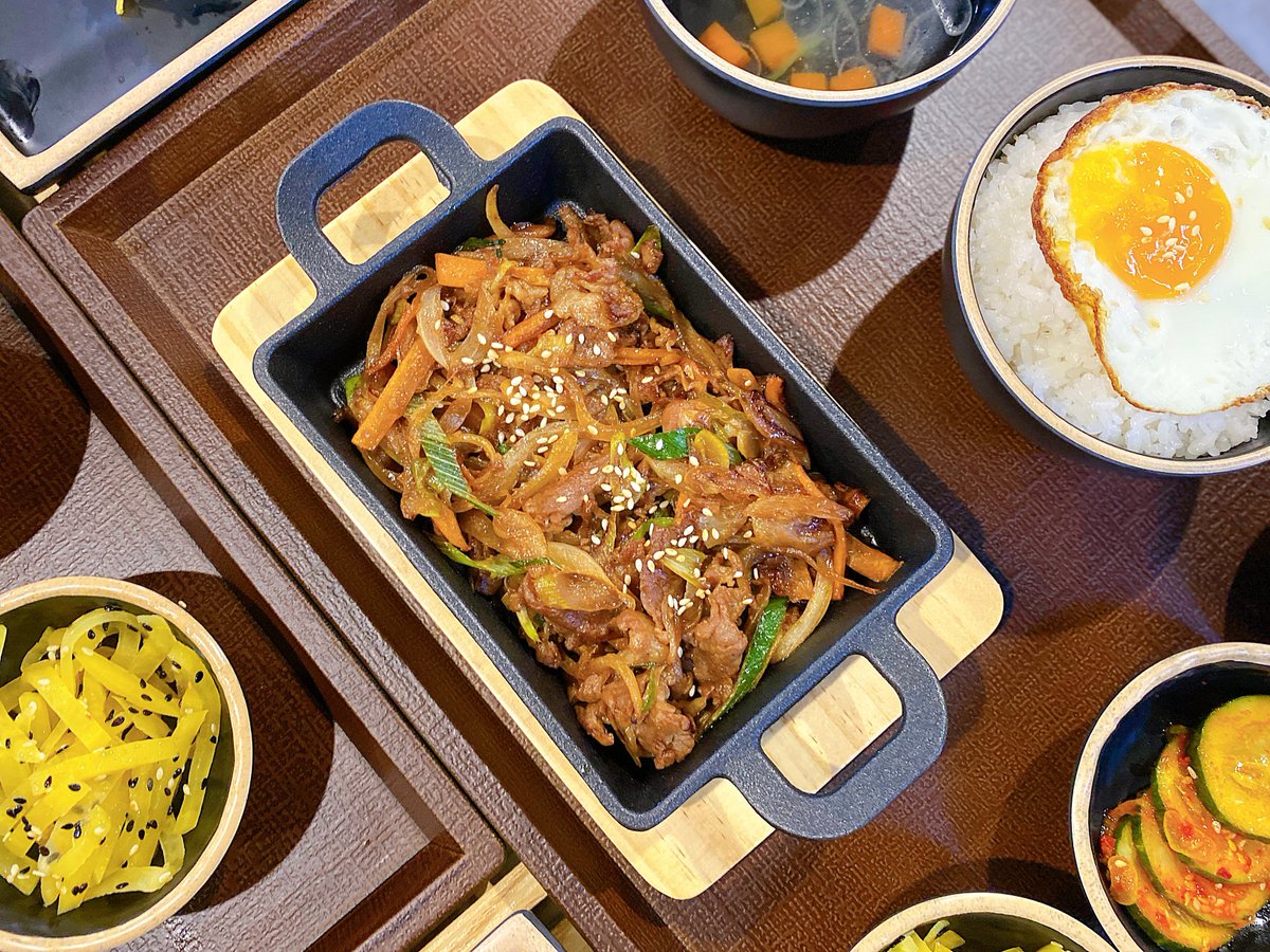 Kin24hrs's tweet photo. อันยองงง~ ชาวบางนายกมือ 🙌 K-StrEAT Express มาเปิดที่ Lotus's บางนา-ตราดแล้วจ้า ร้านน่านั่งมากก มีเมนูอร่อยๆ เพียบ เช่น เซตข้าวหมูบุลโกกิ ต๊อกบกกี คอร์นด็อก คิมบับ ซุนดูบู ราคาเริ่มต้นที่หลักสิบ โปรโมชั่นเปิดร้าน ซื้อของในโลตัสครบ 300 บาท ลด 5% ทุกเมนูไปเลย #KStrEAT #อร่อยบอกต่อ https://t.co/tUJs5EeYXa
