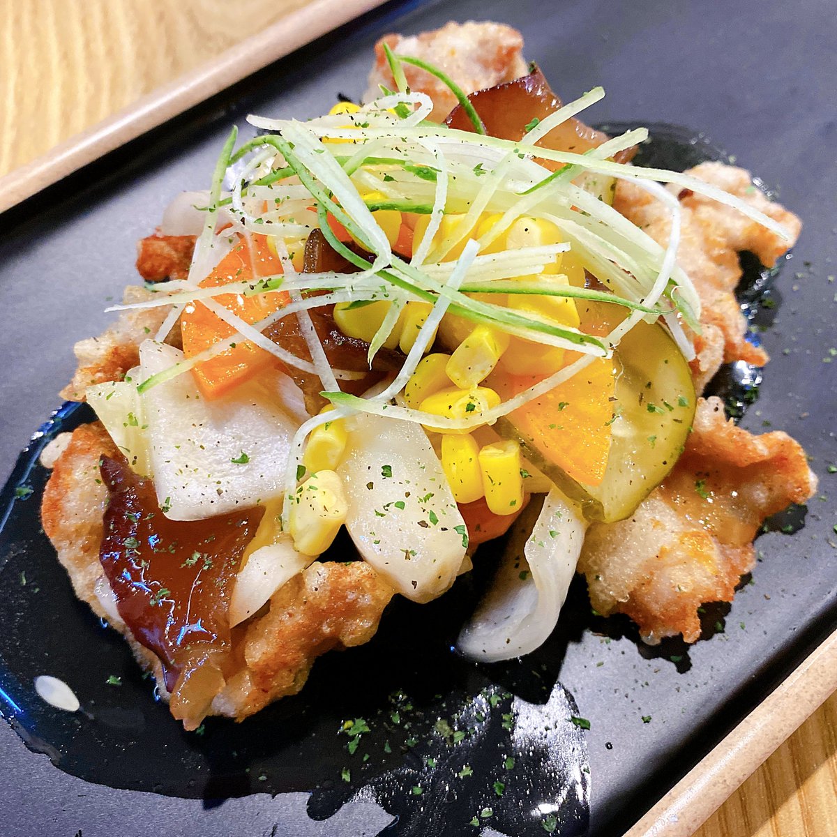 Kin24hrs's tweet photo. ทัคซูยุคหรือหมูผัดเปรี้ยวหวานเกาหลี จัดจานมาสวยมากจนนึกว่ากิน fine dining คอร์นด็อกกรอบนอกนุ่มใน ราดชีสจุกๆ 🧀 รามยอนซีฟู้ดก็ดีงามม มีทั้งกุ้งและหอยตัวใหญ่ๆ 🍜 และปิดท้ายด้วยเครื่องดื่มเย็นๆ จากเกาหลี สุดสดชื่นน 🍑  #KStrEAT #อร่อยบอกต่อ https://t.co/skydrOsCAd