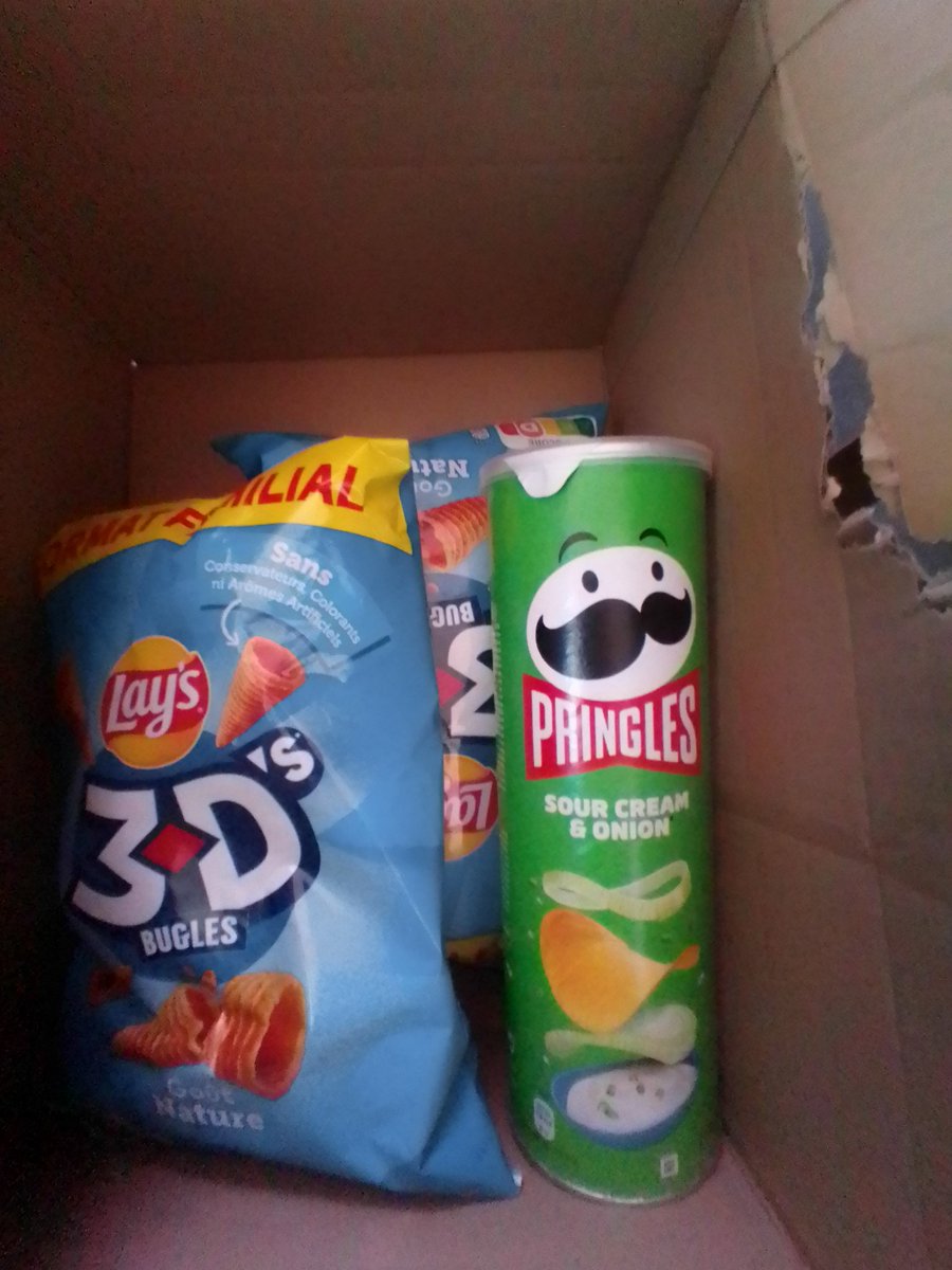 Latabledehugues's tweet photo. Second colis reçu ce matin. Le dernier arrive dans une heure.
#Amazon #chips #testsdeproduits #Food https://t.co/MNt2oO3WEl