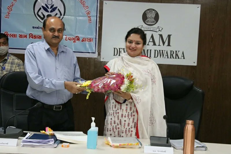 InfoDwarkaGOG's tweet photo. દેવભૂમિ દ્વારકા જિલ્લા સેવા સદ્દન ખાતેના સભાખંડમાં સાંસદશ્રી પૂનમબેન માડમની અધ્યક્ષતામા જિલ્લાની તમામ કચેરીઓના વડાઓ સાથેની જિલ્લા ગ્રામ વિકાસ એજન્સી, દેવભૂમિ દ્વારકા ડિસ્ટ્રિક્ટ ડેવલપમેન્ટ કો–ઓર્ડીનેશન એન્ડ મોનીટરીંગ કમિટી (દિશા) ની બેઠકનું આયોજન કરવામાં આવ્યું હતું. https://t.co/ODjHXv5Rh2