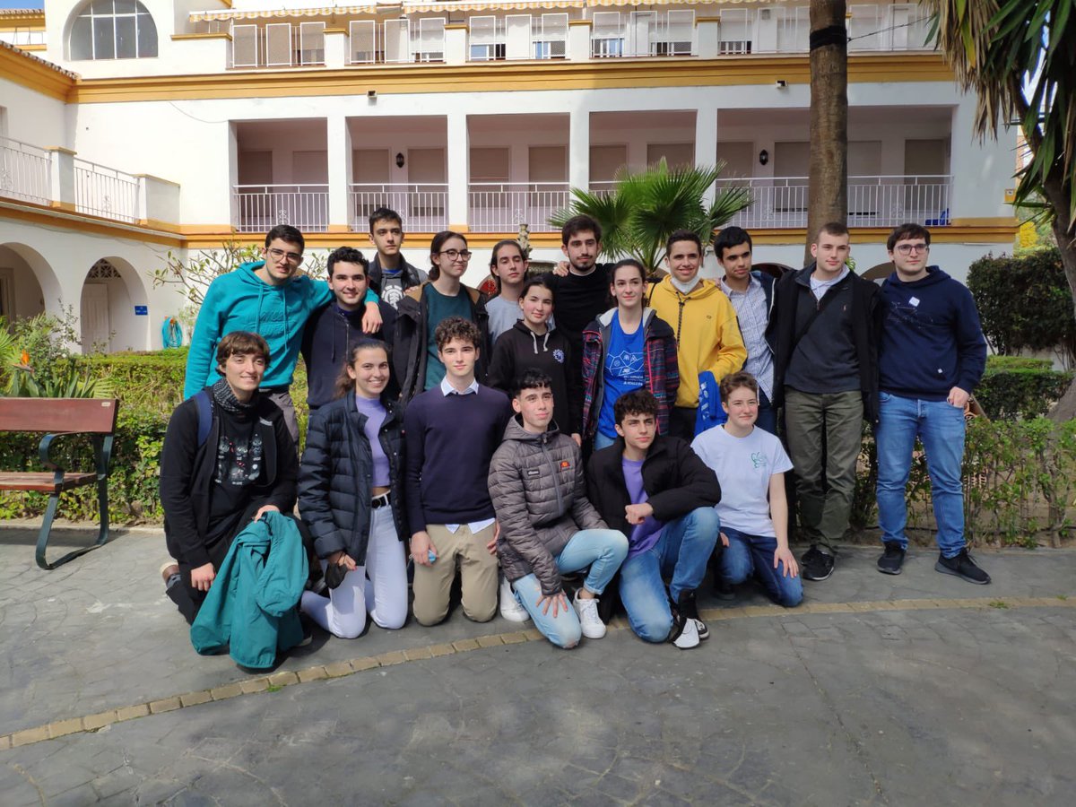 Amproes_And's tweet photo. ¡Hemos tenido una gran presencia de Estalmateños en la Olimpiada Matemática Andaluza!
Entre monitores, participantes e invitados sumábamos un total de 18 alumnos y antiguos alumnos de Estalmat en la fase regional de la Olimpiada. https://t.co/zn7tZ0Z92H
