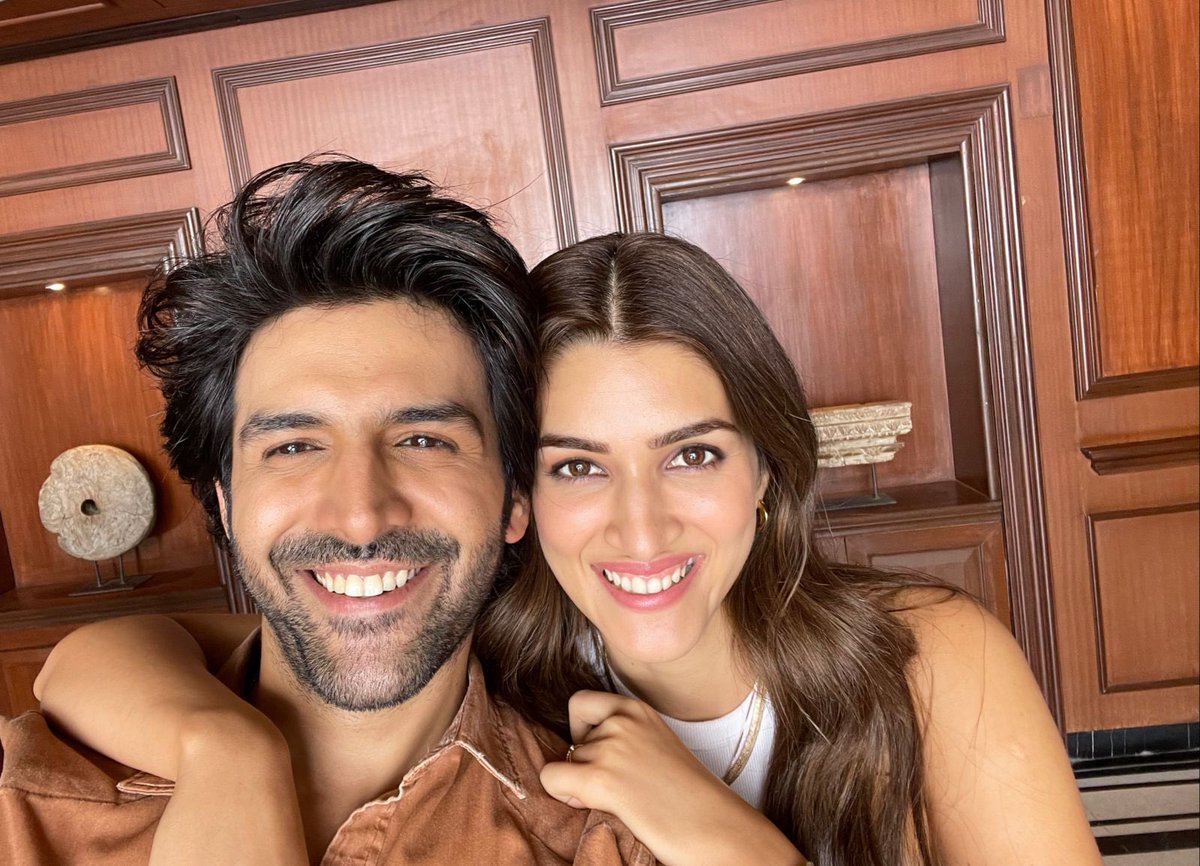 robin_perfec's tweet photo. ' Everyone Of Us Smiles When They Smile ' ❣️
@TheAaryanKartik 
@kritisanon 
#Shehada https://t.co/KVIZ6f6Jkt