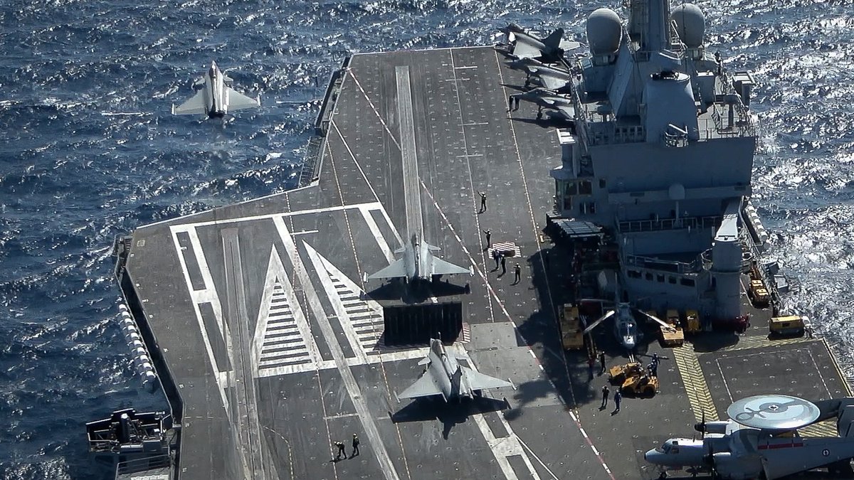 This weekend, the CVN Charles de Gaulle launch the 1st Rafale Marine and E-2C Hawkeye flights for the eVA (enhanced Vigilance Activities) mission. The objective is to contribute to @NATO's deterrent and defensive posture on the Eastern flank of Europe. #CLEMENCEAU22