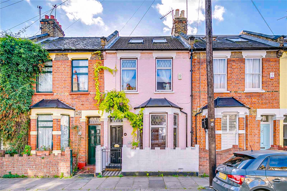 Stacks_London's tweet photo. 3-bedroom property with potential in Disbrowe Road. Unmodernised and in a quiet pocket of West London. Good transport links, with the potential to upgrade and extend (STC). On with @savills https://t.co/0SBmyKGjWx