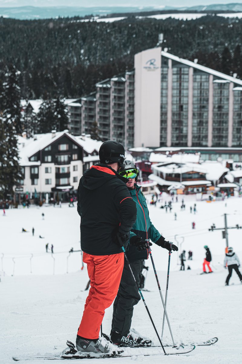 The snow slopes are within arm's reach. Get here! ❄⛷