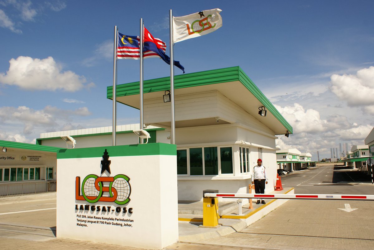 LangsatOSC's tweet photo. Head on to LOSC, we provide top notch storage facilities with logistics services to serve your business need.

Visit LOSC at https://t.co/nlFRfmNzWr for more details on LOSC storage facilities and logistics services.

#losc #openyardstorage #storagefacility #logisticsservices https://t.co/PvLJjlfzCr