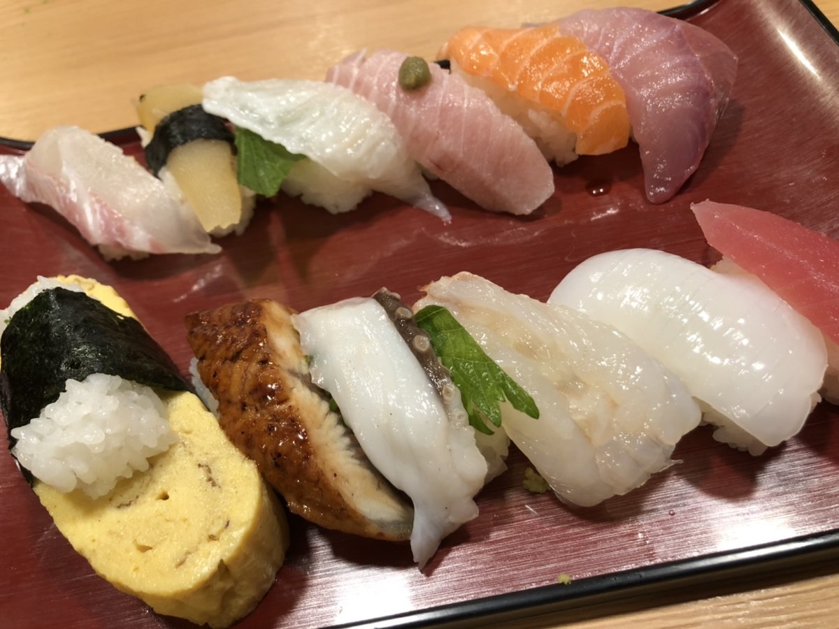setonomatsurizu's tweet photo. 今日もお疲れさまです。
こちらは #ランチ になります。
お好きなものを好きなだけ召し上がるのも良し🎵
バラエティに富んだおまかせを召し上がるのもまた、ちょっとしたお楽しみです😊

#瀬戸の祭寿し兵庫町店
高松市兵庫町11-5
#寿司 #回転寿司 #ちょっとリッチな回転寿司 #海鮮 #瀬戸内 #高松 https://t.co/BAlRirm9tb