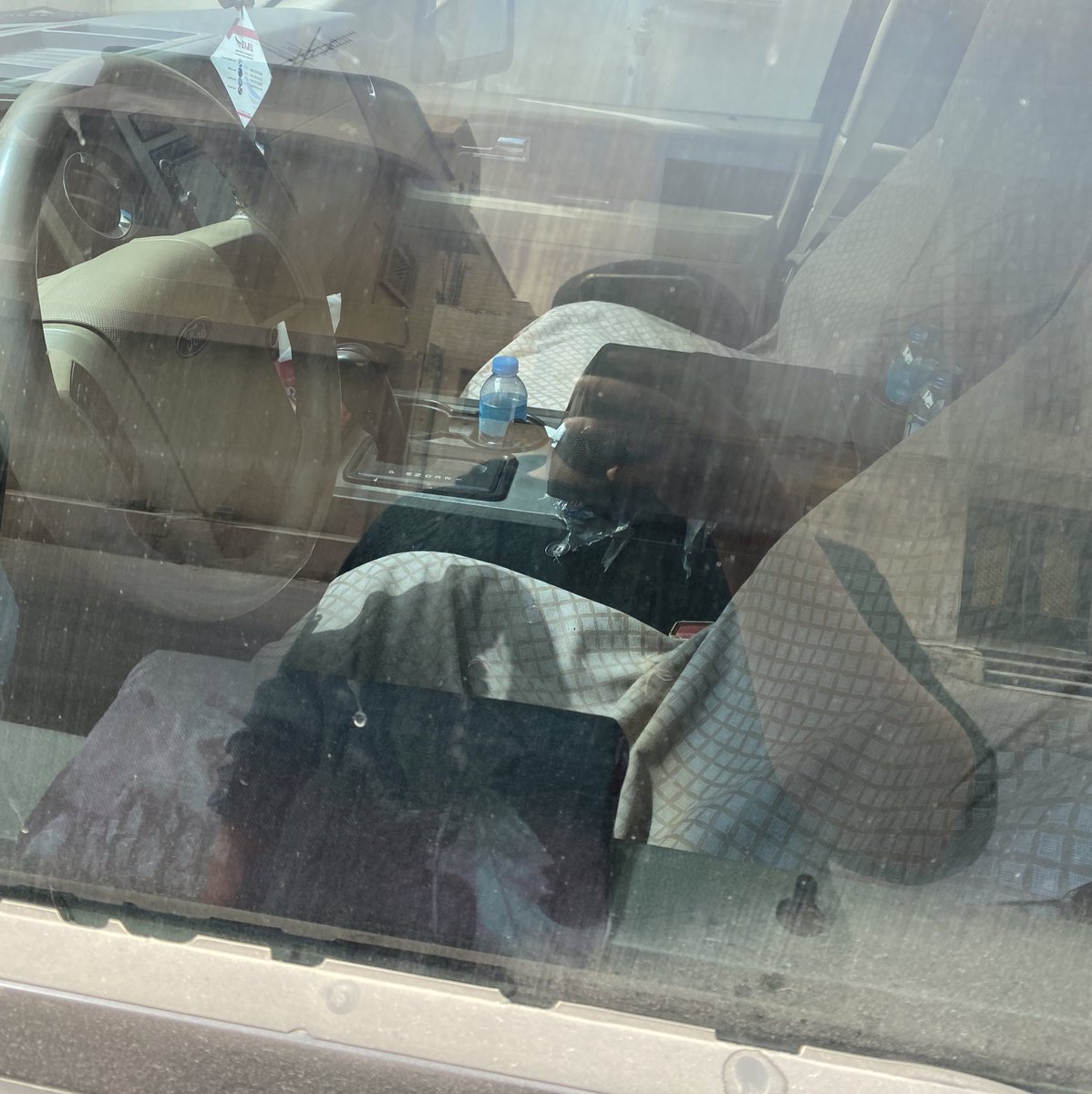 MAldossari88's tweet photo. @eMoroor @saam911 رجال المرورالاحساء لايعرف بالأنظمه في صباح اليوم جاتني مخالفة تظليل500ريال بنظام باشرالتظليله لها قرابة12سنه نوع عازل السياره عليهاكتل رمليه من الاحوال الجويه من الطبيعي راح تعكس بأنه تظليل عاتم حتى اذاماوجد تظليل توهمك بأنه يوجد تظليل ارجو وارجو منكم حذف المخالفه لأنهاغيرصحيحه https://t.co/GYp8MKyWxK